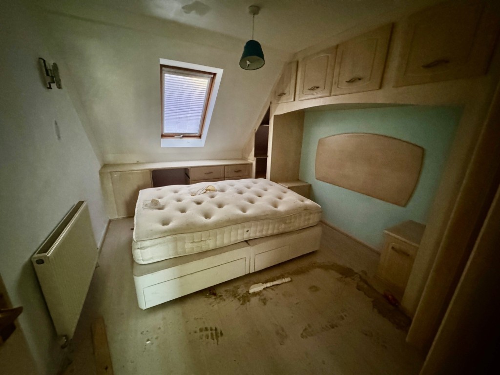 Lot: 72 - FORMER DANCE STUDIO AND TWO-BEDROOM FLAT - First floor bedroom 1